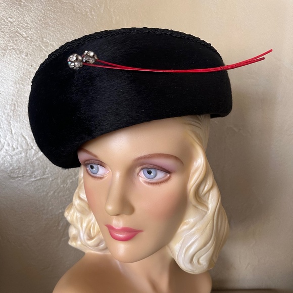 AMAZING 1950s' BLACK FURRY FELT HAT -CORDE TRIM & 2 RED QUILLS/RHINESTONES